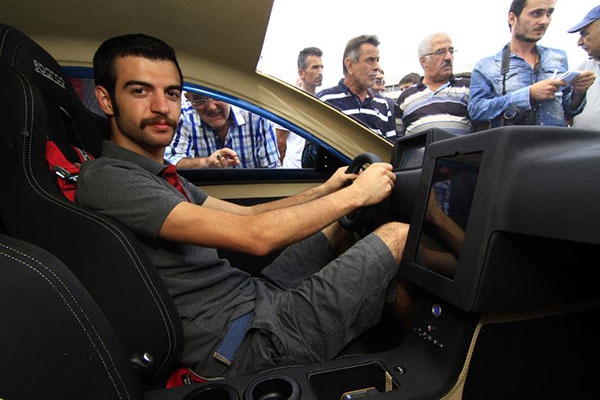 stanbul niversitesi tarafndan retilen ve tek arjla  500 kilometre yol katedebilen yzde 100 yerli tasarm elektrikli otomobil T-1,  Samsun'da tantld. Cumhuriyet Meydan'nda gerekleen tantma vatandalar youn ilgi  gsterirken renciler retimini yaptklar, arl 500 kilogram aan, 4 metre  uzunluundaki T-1 adn verdikleri otomobil ile meydan zerinde tantm turu  att.