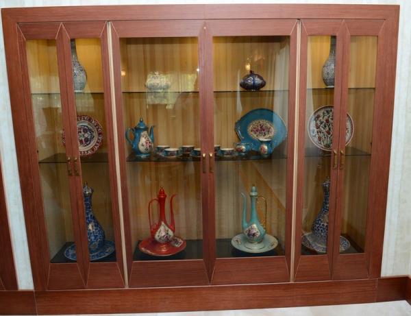 Konutun ierisinde ini vazolar yer alyor.