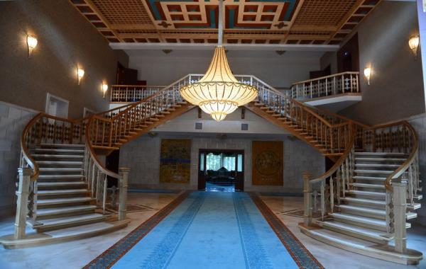 Konutta, ana giri holnden ahap dairesel ift merdivenle st kata ulalyor.