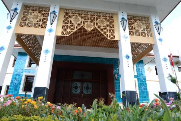 Konutun giri holndeki iznik inisi sslemesinde, Kagarl Mahmud'un "Divan Lugati't Trk" kitabnn iinde bulunan dnya haritas yer alyor.