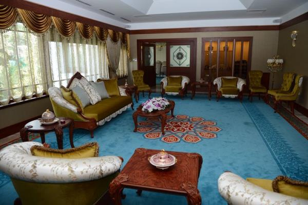 Konutun zemin katnda, temsil ve arlama hizmetlerinin karlanaca alan ve bu alanda farkl llere sahip  salon yer alyor.