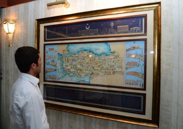 Konutun ierisinde eitli tablolar yer alyor.