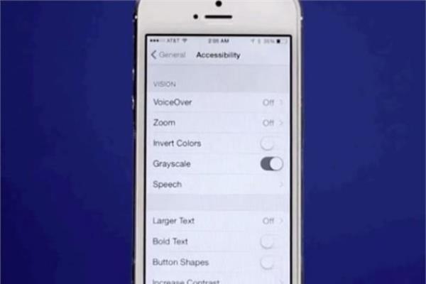 iOS 8'le birlikte iPhone'unuzu tamamen siyah beyaz hale getirebilirsiniz. Bunun iin Ayarlar>Genel>Eriilebilirlik'e gitmeniz yeterli.