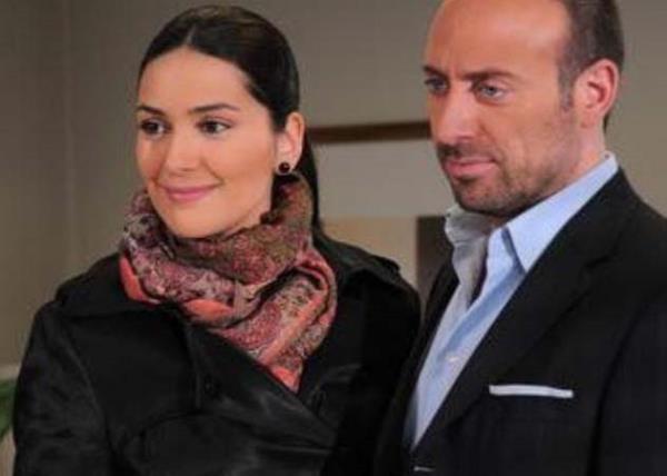 Halit Ergen ve Bergzar Korel dizi akn gerek hayata tadlar ve sonunda evlendiler.