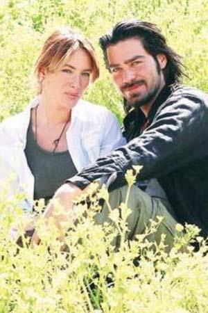 Sonra bu ak gerek hayata tadlar. ift evlendi ve bir bebek sahibi oldu.