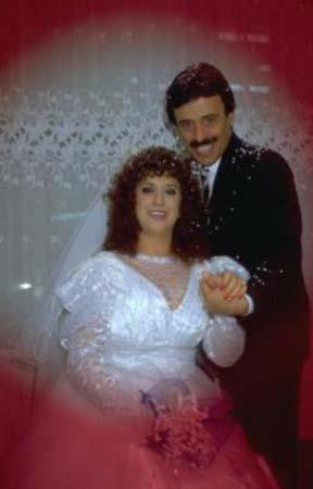 Tam 26 yl nceydi. O zamanlar bugnk gibi 'dizi enflasyonu" yaanmyordu ekranlarda. 1988 ylnda hayatmza girdiler. yle grkemli malikanelerde gsterili hayatlar yaamyorlard. Perihan Abla ve uzatmal sevgilisi akir. Sradan bir mahallede yaayan sradan insanlard. Sorunlar da, balarndan geenler de tpk kendileri gibi sradand. Milyonlarca kii onlar kendi ailesinden biri gibi grd. zellikle de Perran Kutman'n oynad Perihan ile evket Altu'un canlandrd akir'i... Geen hafta sonu bu unutulmaz ikili ile ilgili bir haber herkesi heyecanlandrd.