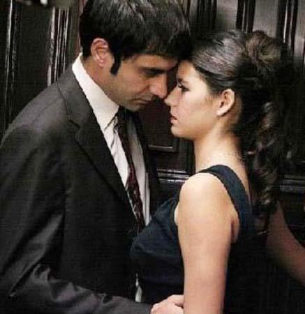 YASEMN VE AHMET Hatrla Sevgili'nin iki karakteri Yasemin (Beren Saat) ile Ahmet (Cansel Elin) seyirciye o kadar inandrc gelmiti ki....