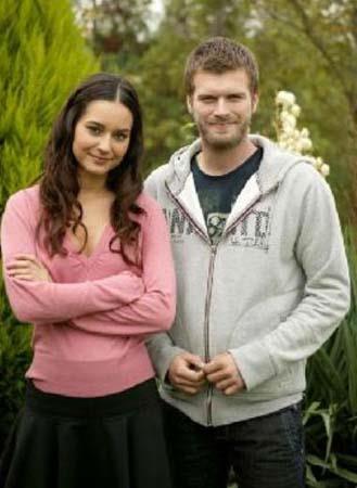 MENEKE VE HALL Kvan Tatltu ve Sedef Avc, Halil ile Meneke dizisinin sevdallaryd.