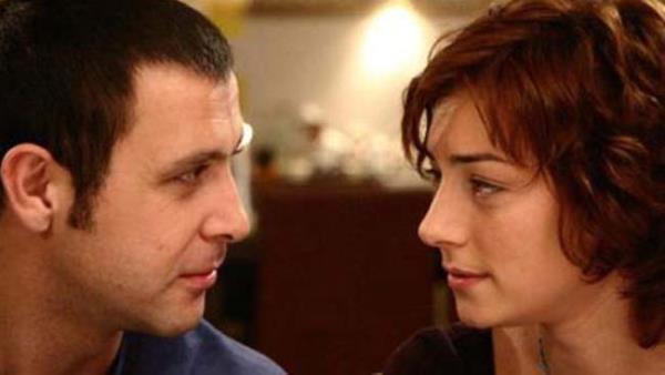 Dizinin son blmnde Deniz ile Aliye ayrlnca kim bilir ka seyirci "Vakit tamam seni terk ediyorum.. Bu incecik bir veda havasdr"szleriyle gzyalarna hakim olamad.