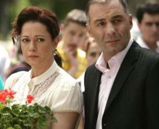 FKRET VE TAHSN Yaprak Dkm'nn Fikret'i (Bennu Yldrmlar) ile Tahsin'i (Ahmet Saraolu) da ekrann uyumlu iftlerinden.