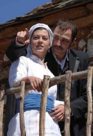 ZARFE LE ALEX Elveda Rumeli'nin ana karakterleri Vahide ile Mustafa'yd ama en az onlarnki kadar ilgi eken bir baka ak yks daha vard dizide.