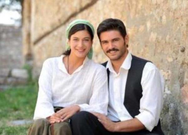 ki oyuncunun da ekran kimyas ylesine tutmutu ki, Tznata'n diziden ayrlmas gerekince canlandrd Vahide karakteri ld.. Onun ardndan sadece dizideki ei Mustafa deil milyonlarca kii haftalarca yas tuttu.