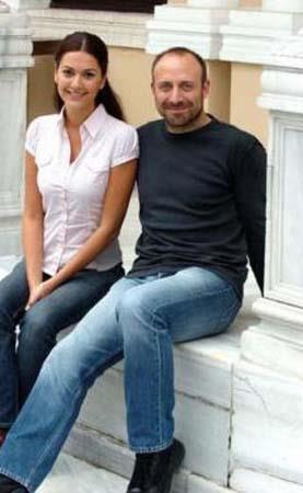 EHRAZAT VE ONUR Binbir Gece'nin Onur'u ile ehrazat'nn inili kl aklar  sezon seyirciyi ekrana balad.