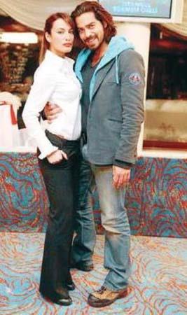 ZEYNEP VE MURAT Arka Sokaklar dizisinin iki oyuncusu Gamze zelik ile Uur Pekta nce senaryo gerei kamera karsnda ak yaadlar. Seyirci onlar birbirine ok yaktrd.