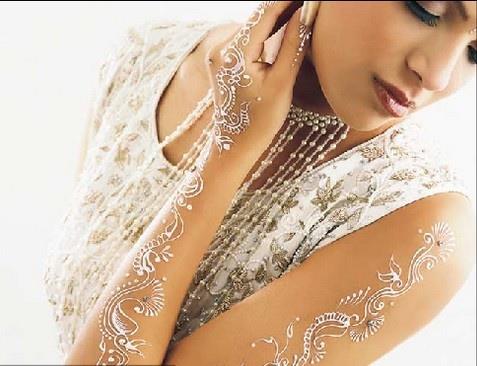 Anadolu da bile halen salarn sadece beyaz kna ile ykayan yal ninelerimiz,byklerimiz mevcuttur.Bu sebeplede Anadolunu`nun belli blmlerinde,Msrda Arap yarm adasnda Msr kili beyaz kna olarak anlr. erdii mineraller ve kuvvetli anti-oxidan zellikleriyle beyaz kna,mitoloji ve antik yunandaki destans gzelliklerin anahtar olmutur. Halen kazlarda Binlerce yl ncesinden kalan kil tabletleri, kilden yaplm testiler,saklama kaplar gnmze kadar salamln korumutur. Tarih boyunca cilde,sal deriye iyi geldii ve bakm salad bilinmektedir.