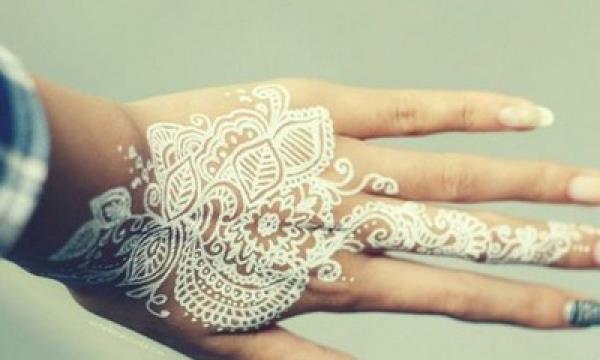 nsanlk tarihinin ekillendii Mezapotamya, Nil Nehri ve evresi , Arabistan Yarmadas gibi blgelerde antik alardan bugne kadar kullanlan ve insanlk tarihi boyunca bilinen beyaz kna, gzellik ve cilt bakmnda kullanlmtr.