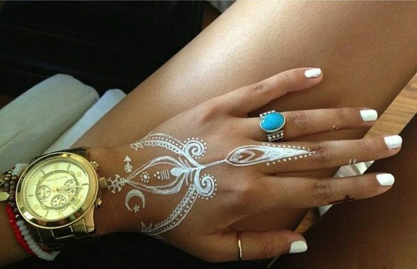 eriindeki zengin minerallerin yardmyla saa ve sa derisine doal terapi uygulayan beyaz kna ayrca; sivilce, ar, ak yara gibi birok rahatszln tedavisinde kullanlmaktadr.