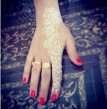 Beyaz Knann nemli zellikleri: Temizleme, zengin ieriiyle cildi l hcrelerden arndrr, cildin st tabakasn nazike soyar, atlak ve izik grnm azaltr.