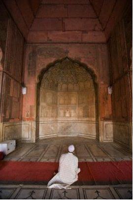 24. Karlkl ticarette ticaret yaptn kiinin namaz klmas seni kandrmasn.