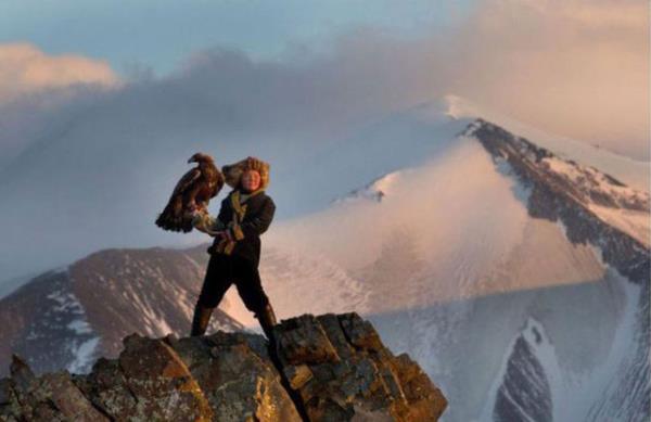 Mogolistan'da 13 yandaki kartal avcs