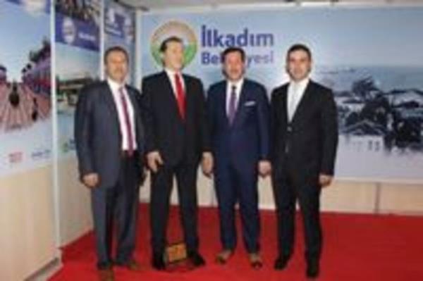 Samsunlu bir sanat tarafndan yaplan balmumu heykeli Cumhurbakan Erdoan'a hediye etmek iin randevu almak iin giriimlerde bulunduklarn belirten Bakan Tok,