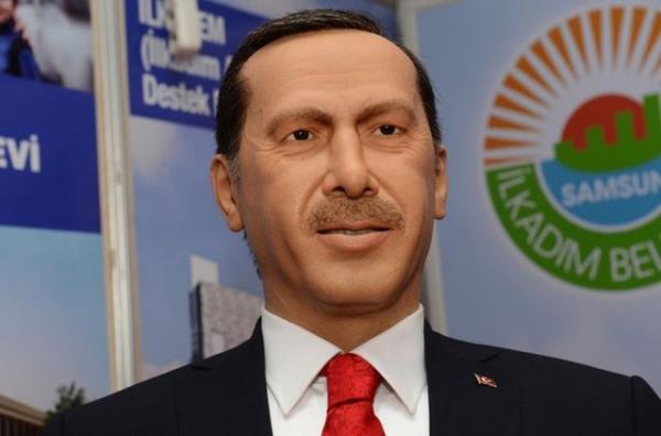 Cumhurbakanmz Cumhurbakanl iin ilk adm lkadm ilesinde att. O yzden Sayn Cumhurbakanmza bu hediyeyi vermek istiyoruz" dedi.