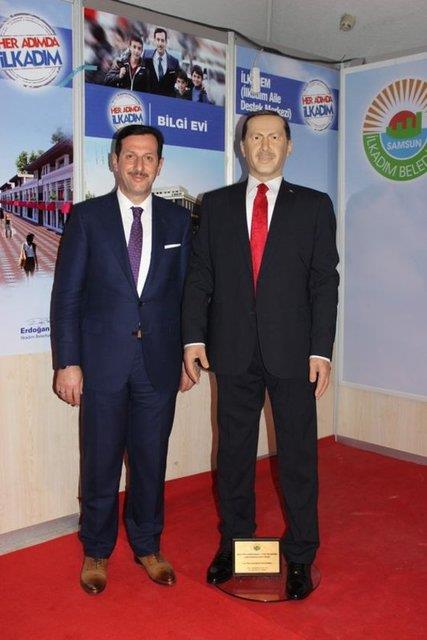 Bizde Cumhurbakanmza Samsunlu bir sanatnn yapt bu eseri sunmak zere standmza getirdik. Aslna uygun bir ekilde yapld. Sayn Cumhurbakanmza bu balmumu heykeli vermek istiyoruz.