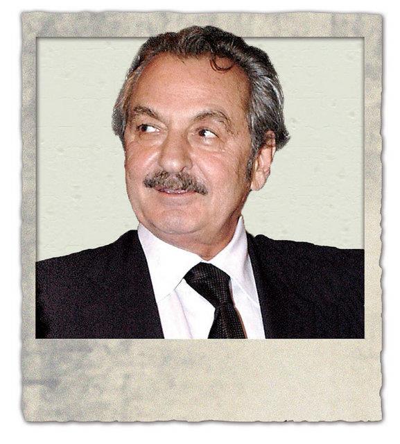 1943 ylnda stanbul?a gelerek, Sultanhamam?da iplik ve kuma ticaretine balyan Raif Dinkk, 1952 ylnda Akkk holdingi kurdu.