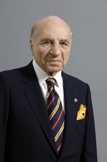 i hayatna 1944 ylnda renci iken babasnn kurduu stikbal Ticaret?te balayan Asm Kocabyk, Sanayi yatrmlarna 1958 ylnda Borusan Boru Sanayii A ile adm att.