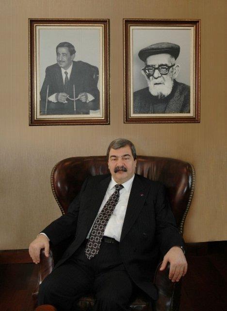 1904 ylnda Gaziantep'de Sani Konukolu'nun giriimleriyle ile holdingin ilk iletmesi saylabilecek bir dokuma tezgah ile faaliyetlerine balayan SANKO Holding, 1966 ylnda Hilal Kollektif irketi 'nin kurulmasyla birlikte bymesini srdrmtr.