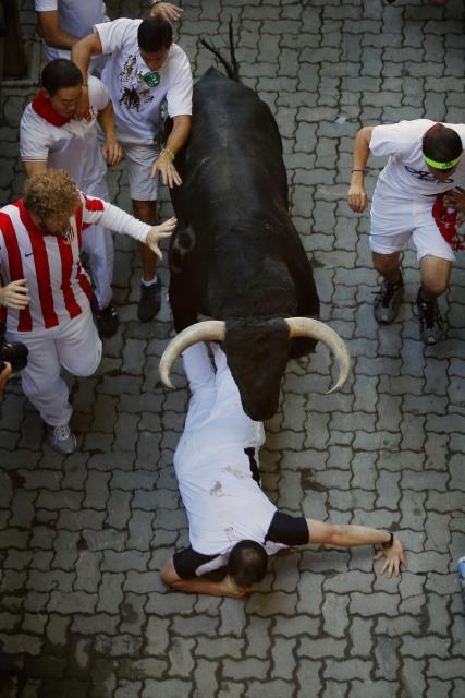 Her yl dzenlenen san fermin festivaline dnyann drt bir yanndan binlerce turist katld.
