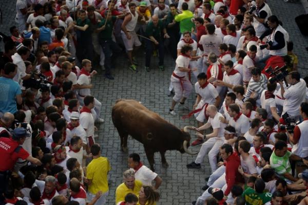 Her yl dzenlenen san fermin festivaline dnyann drt bir yanndan binlerce turist katld.