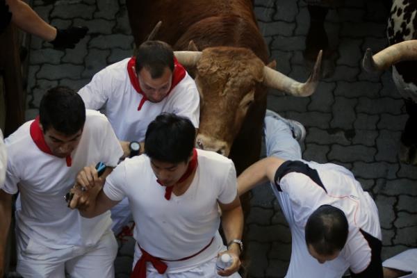 Her yl dzenlenen san fermin festivaline dnyann drt bir yanndan binlerce turist katld.