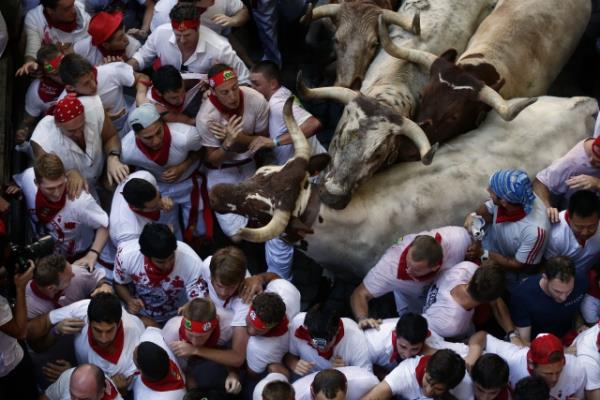 Her yl dzenlenen san fermin festivaline dnyann drt bir yanndan binlerce turist katld.