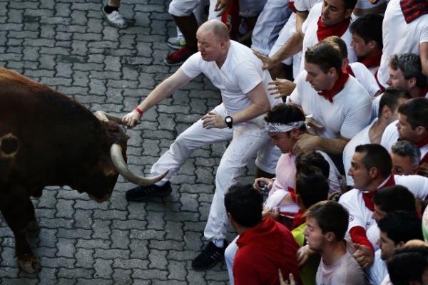 Her yl dzenlenen san fermin festivaline dnyann drt bir yanndan binlerce turist katld.
