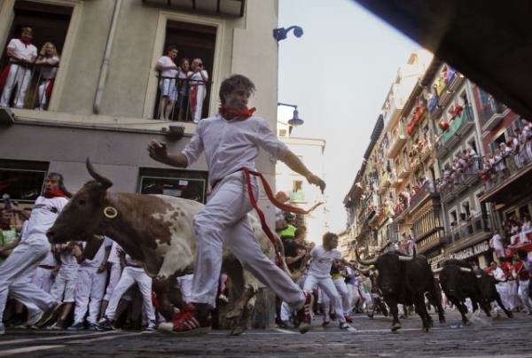 Her yl dzenlenen san fermin festivaline dnyann drt bir yanndan binlerce turist katld.
