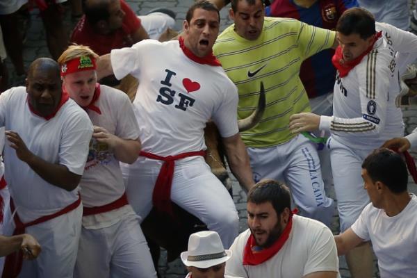Her yl dzenlenen san fermin festivaline dnyann drt bir yanndan binlerce turist katld.