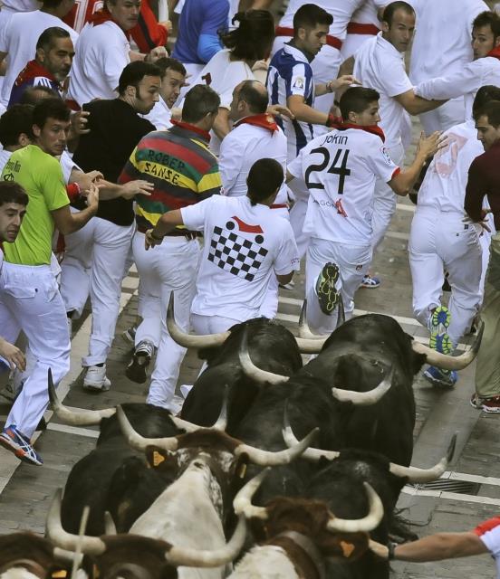 Her yl dzenlenen san fermin festivaline dnyann drt bir yanndan binlerce turist katld.