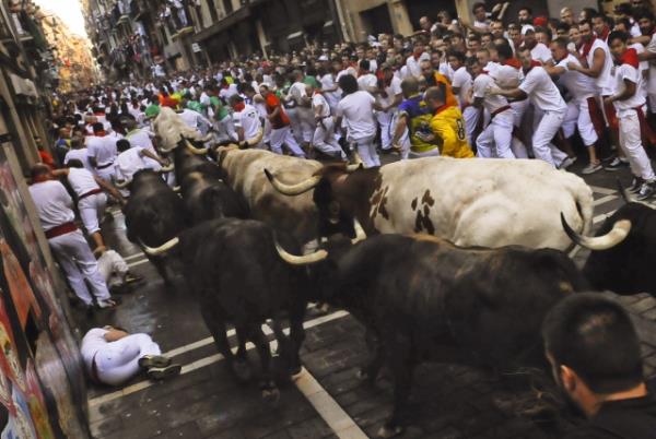 Her yl dzenlenen san fermin festivaline dnyann drt bir yanndan binlerce turist katld.
