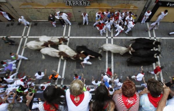 Her yl dzenlenen san fermin festivaline dnyann drt bir yanndan binlerce turist katld.