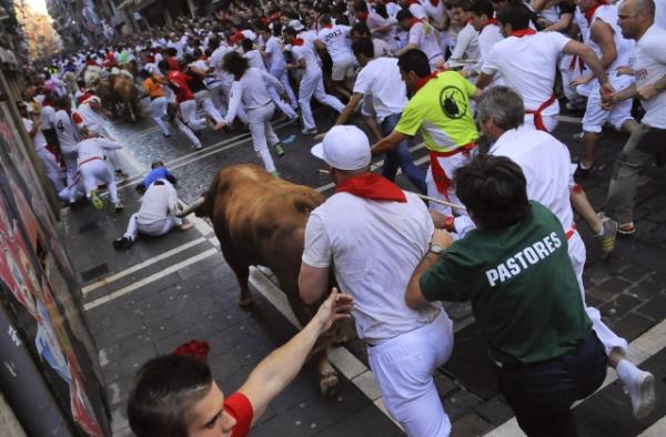 Her yl dzenlenen san fermin festivaline dnyann drt bir yanndan binlerce turist katld.