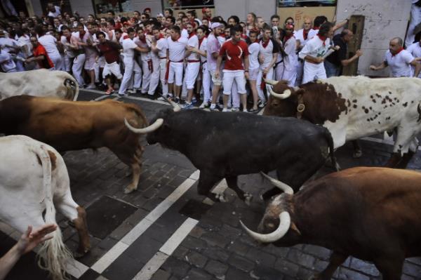 Her yl dzenlenen san fermin festivaline dnyann drt bir yanndan binlerce turist katld.