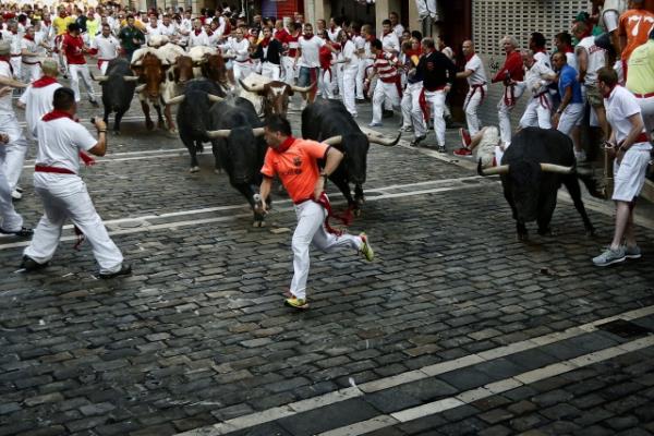 Her yl dzenlenen san fermin festivaline dnyann drt bir yanndan binlerce turist katld.