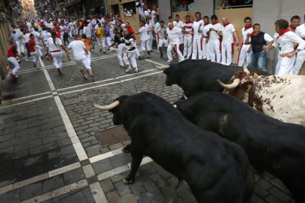 Her yl dzenlenen san fermin festivaline dnyann drt bir yanndan binlerce turist katld.