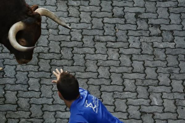 Her yl dzenlenen san fermin festivaline dnyann drt bir yanndan binlerce turist katld.