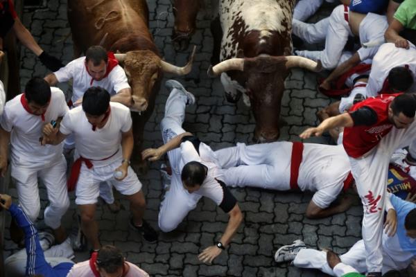 Her yl dzenlenen san fermin festivaline dnyann drt bir yanndan binlerce turist katld.