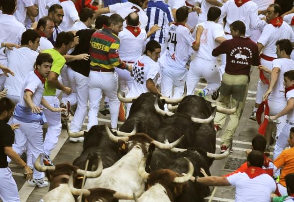 Her yl dzenlenen san fermin festivaline dnyann drt bir yanndan binlerce turist katld.