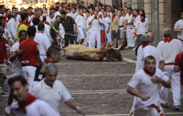 Her yl dzenlenen san fermin festivaline dnyann drt bir yanndan binlerce turist katld.