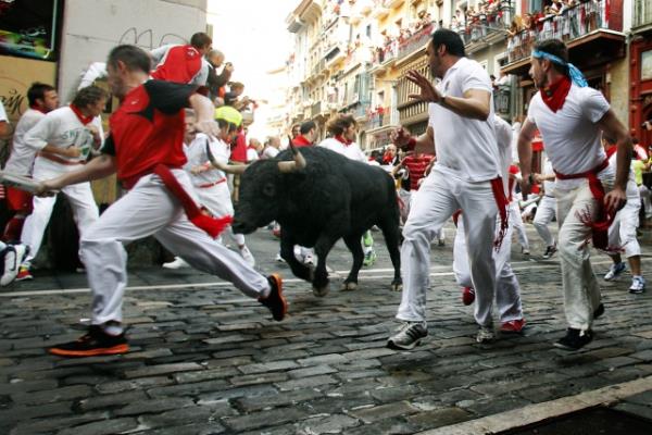 Her yl dzenlenen san fermin festivaline dnyann drt bir yanndan binlerce turist katld.