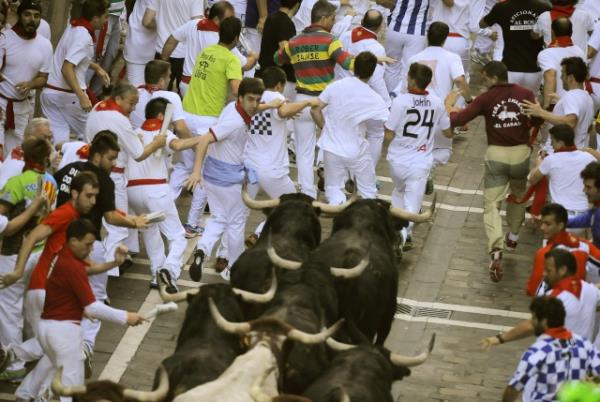 Her yl dzenlenen san fermin festivaline dnyann drt bir yanndan binlerce turist katld.